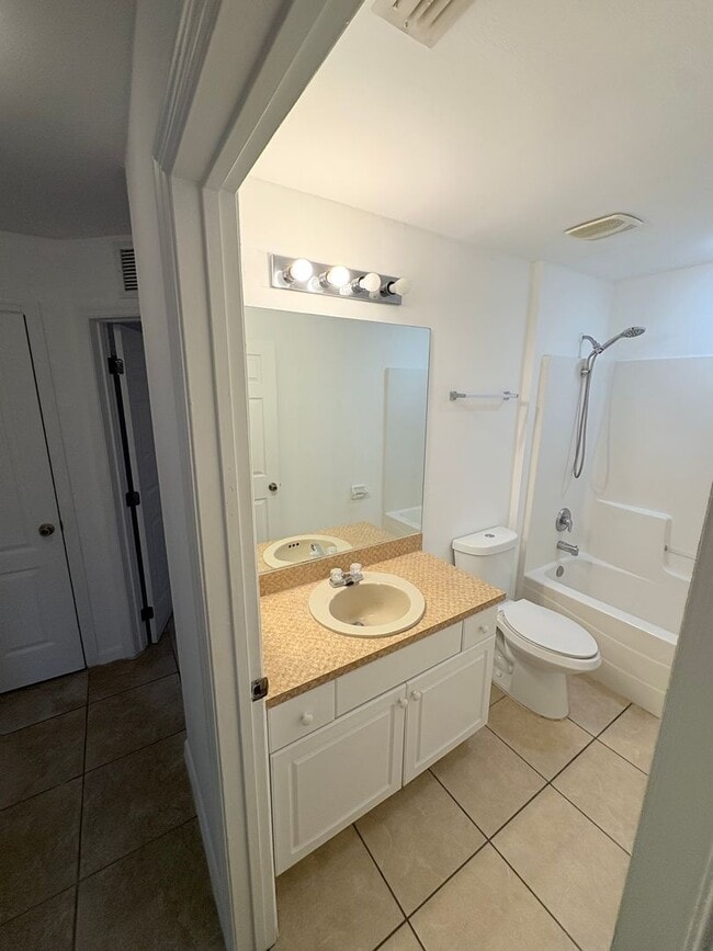 Building Photo - Charming Single-Family Home for Rent in Lehigh Acres