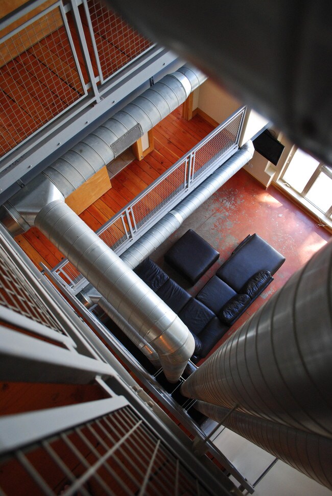 Building Photo - 25 E John St