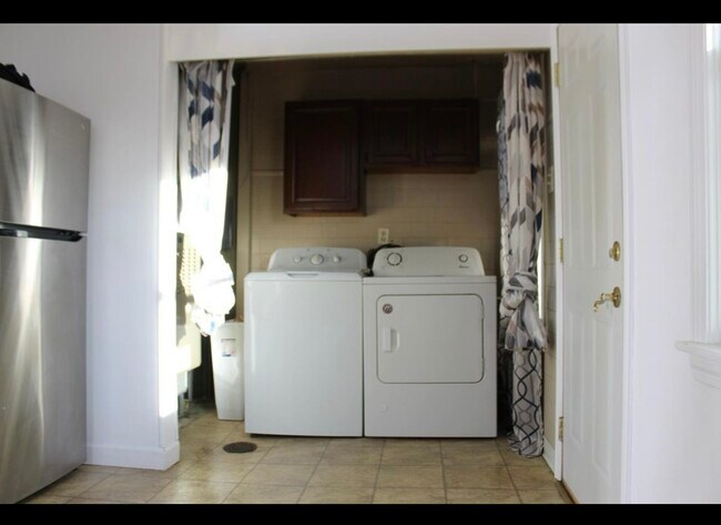 Laundry area - 2716 Duluth St