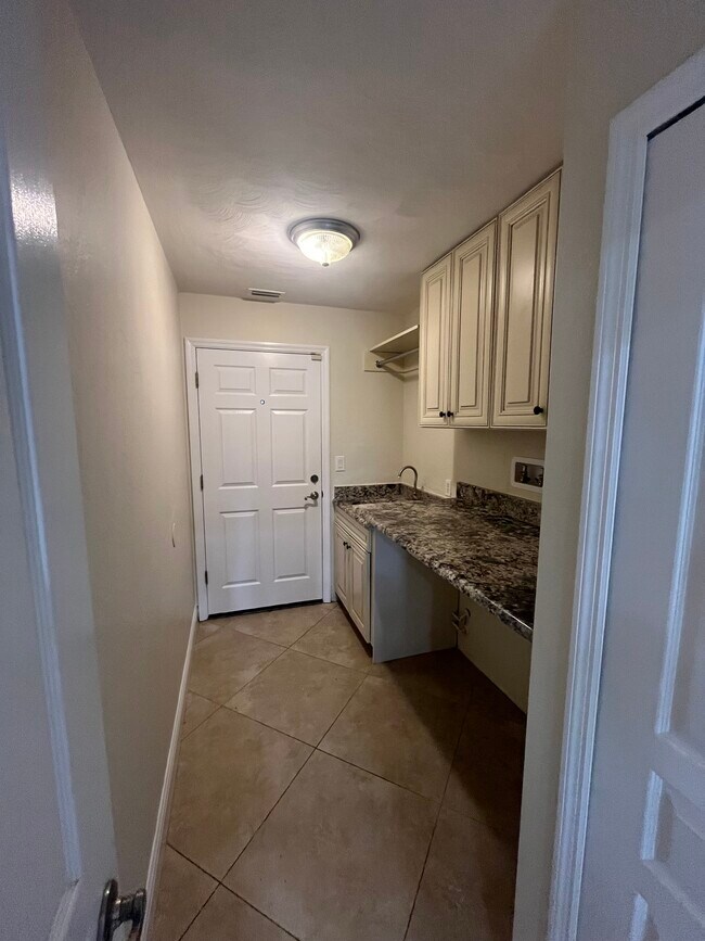 Building Photo - 114 N Tymber Creek Rd