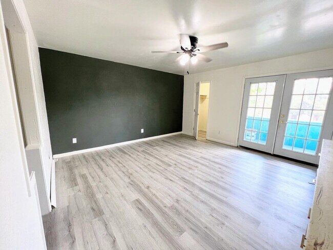 Building Photo - PRE-LEASING FOR FALL: Check out this Renov...