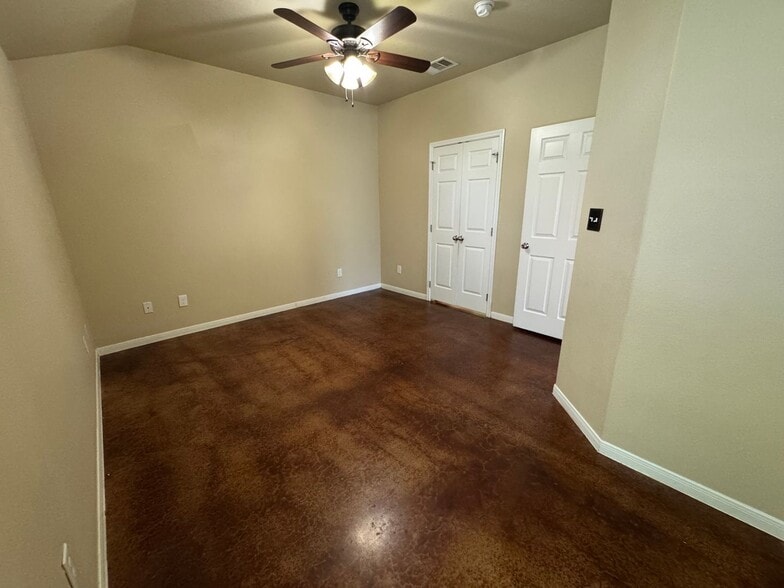Building Photo - 4305 Cambridge Dr