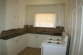 Building Photo - Cute 2 Bedroom/1 Bath in Good Condition