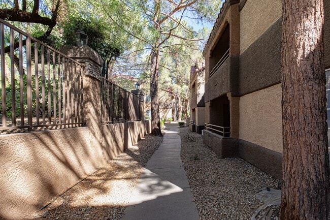 Building Photo - Second story unit overlooking pool in luxury Canyon Gate guard gated community