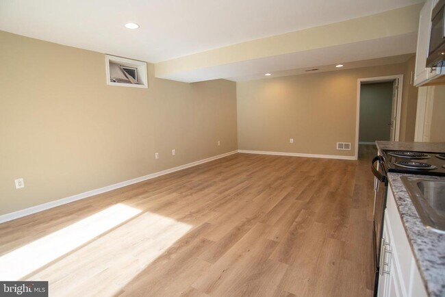 Building Photo - 20 Aster Ln