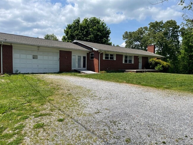 Building Photo - Location & Convenience!!! GREAT BASEMENT!!!!
