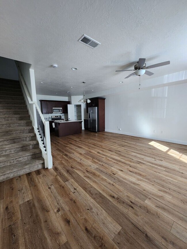 Building Photo - Beautiful Modern Townhome with Spacious La...