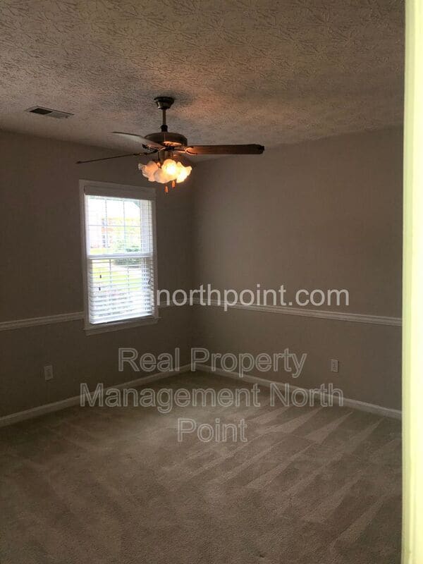 Building Photo - 1565 Maple Ridge Dr