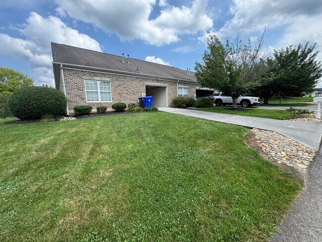 Building Photo - Experience Modern Main-Level Living in a Private Oak Ridge Community