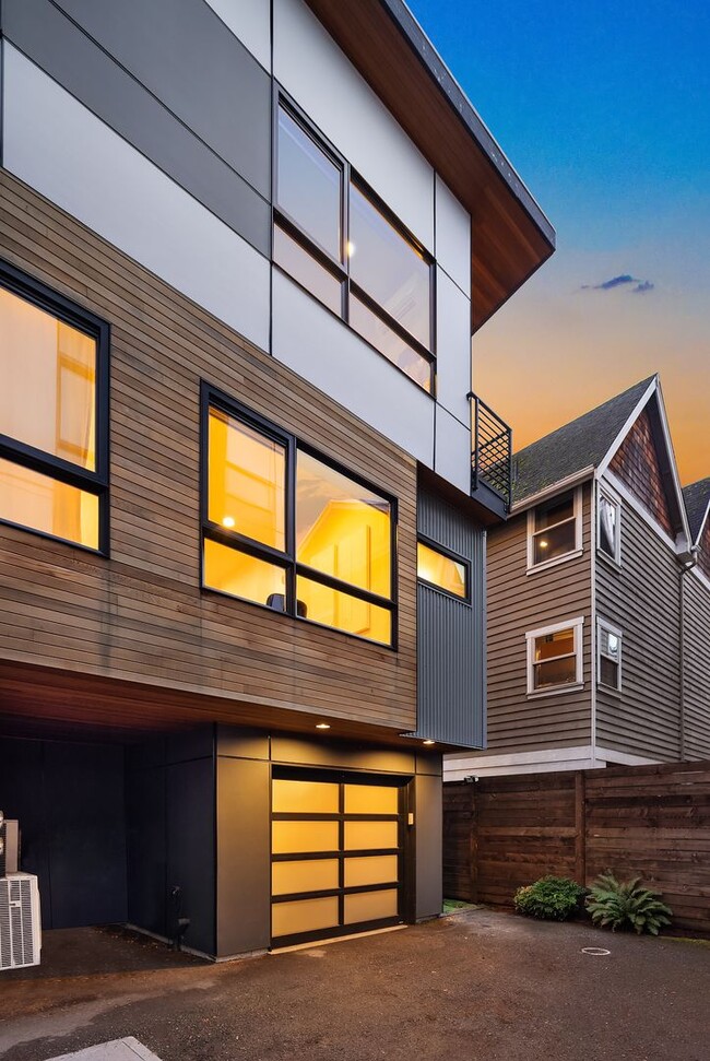 Building Photo - Beautiful New Townhome in Mapleleaf!