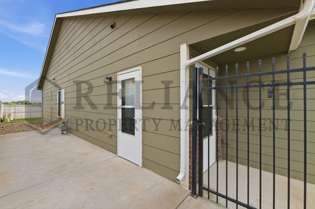 Building Photo - 452 S Longbranch Dr