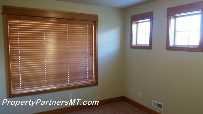 Building Photo - **Need more garage?** 3 Bed 2 Bath house