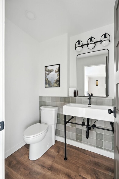 Building Photo - 925 NE 23rd Ave