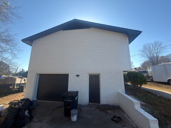 Building Photo - Spacious 4bd 2b home!