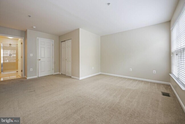 Building Photo - 15555 John Diskin Cir