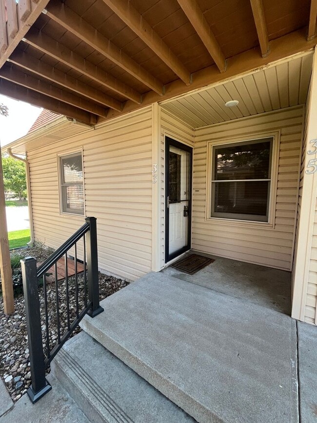 Building Photo - New listing!