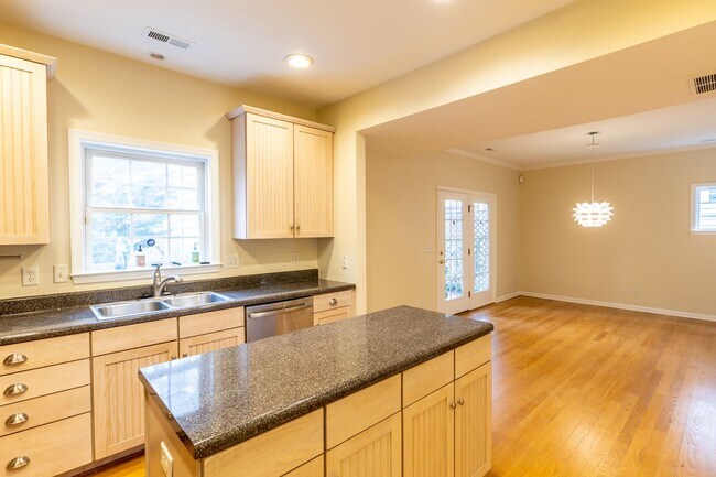 Building Photo - Single Family Home Minutes to DTWN/UVA Area
