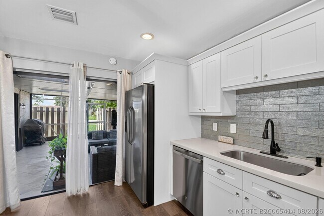 Building Photo - 812 NW 30th Ave