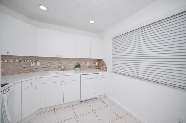 Building Photo - 5000 NW 116th Ct