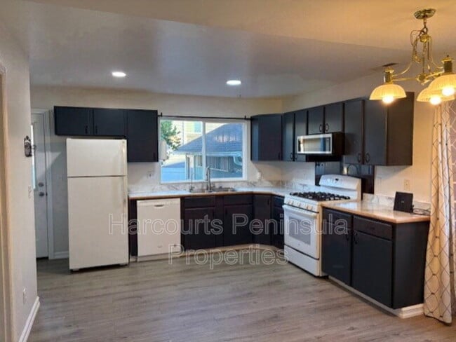 Building Photo - 3980 Broadmoor Loop