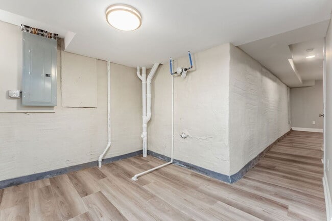 Building Photo - 1363 Summit St