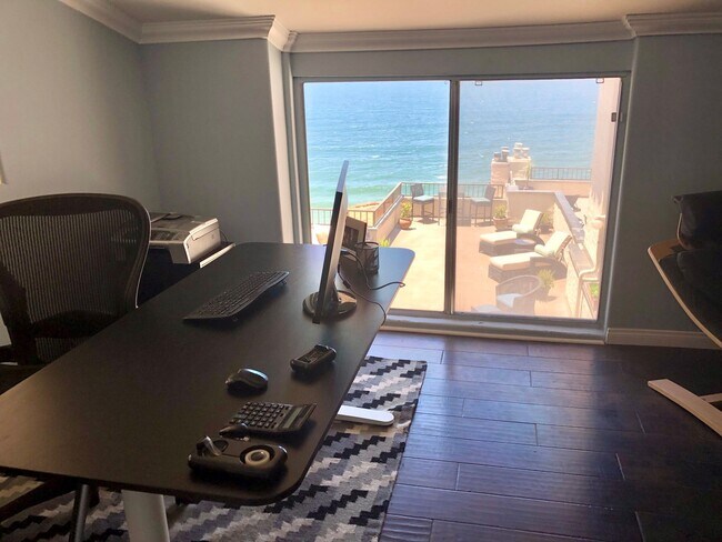 Building Photo - 555 Esplanade