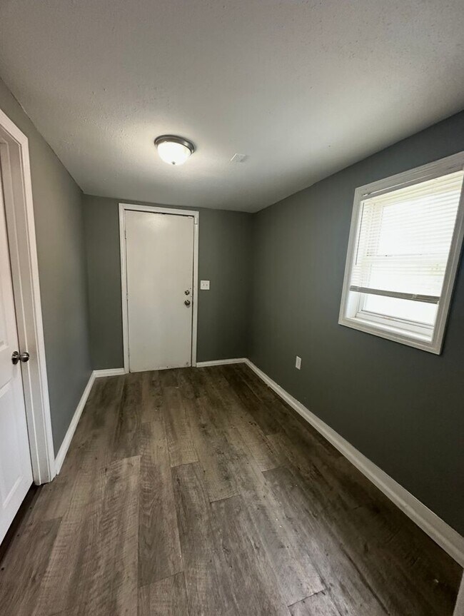 Building Photo - This is a 3bedroom 1 Full bathroom house which has a spacious living room, dining room and full k...
