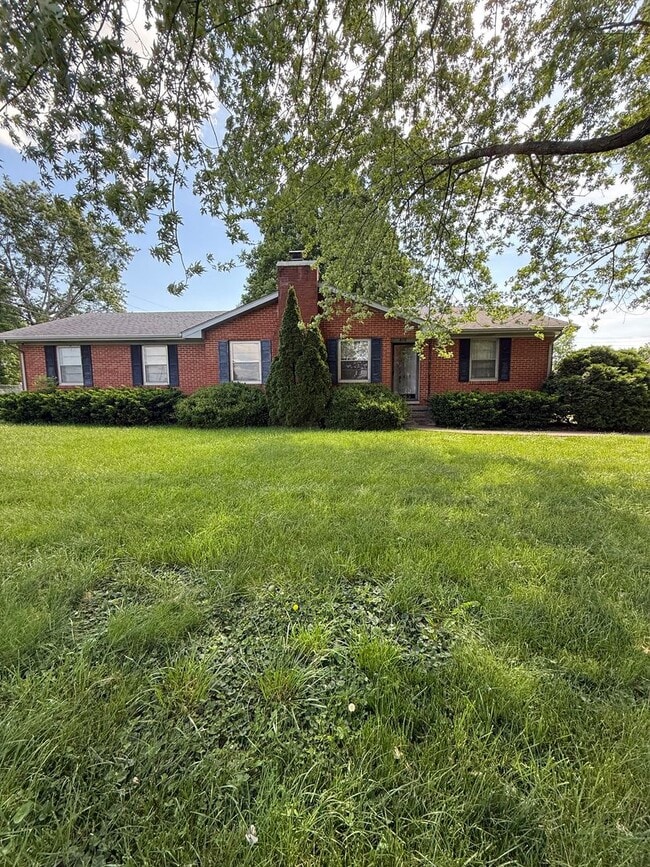 Building Photo - 3 bedrooms- 1.5 bath home