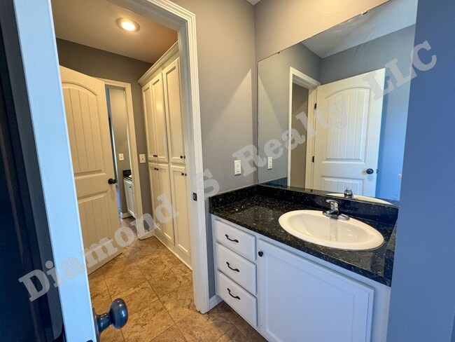 Building Photo - Updated 4 Bed Duplex close to MSU and Down...