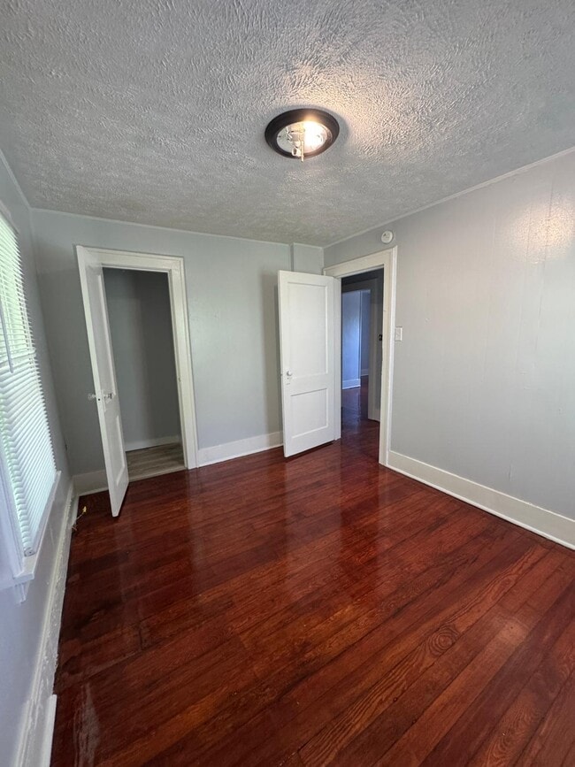Building Photo - 401 Altgeld St