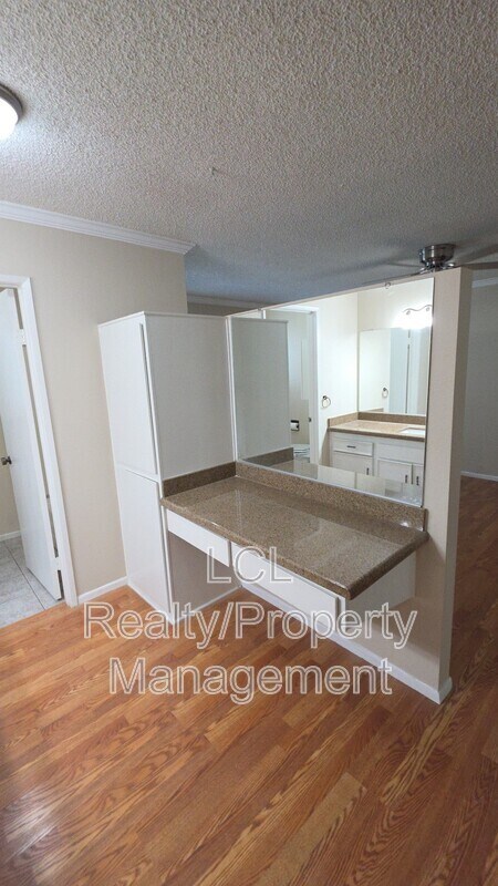 Building Photo - 27204 Stark St