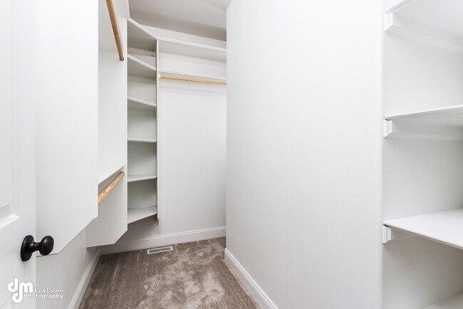 Building Photo - 20334 New England Dr