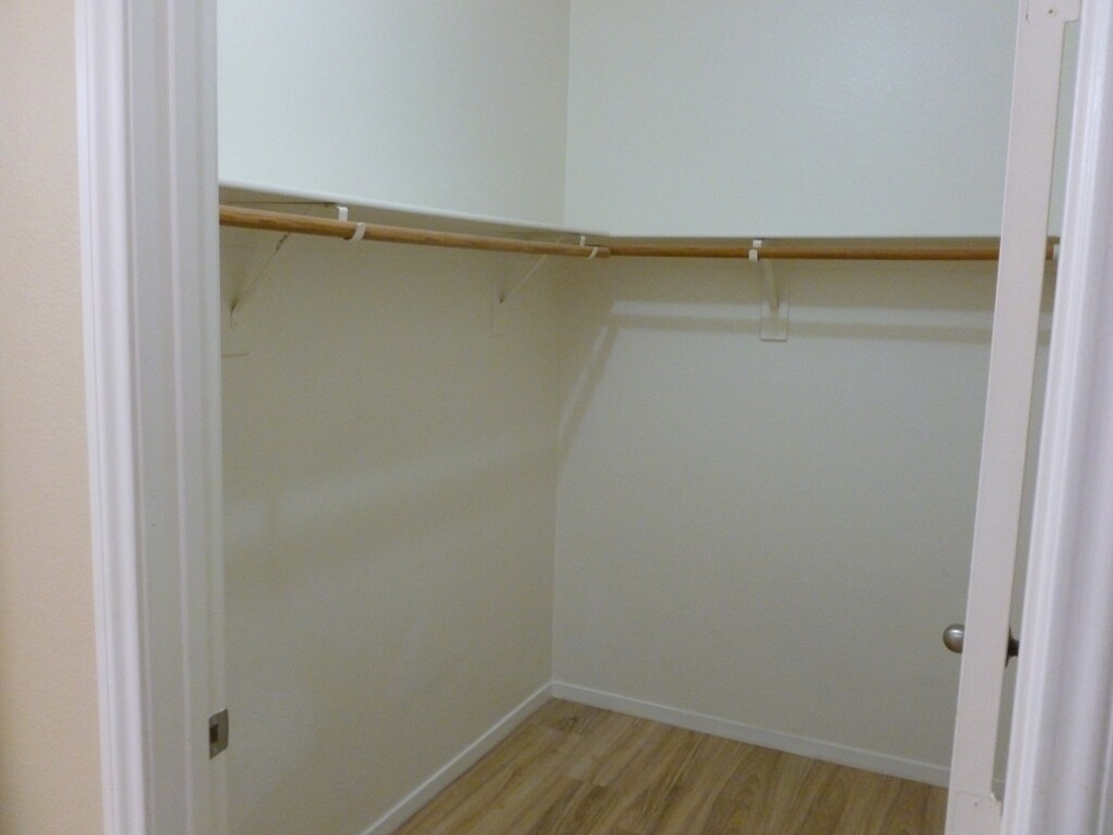 Building Photo - 3400 Cabana Dr