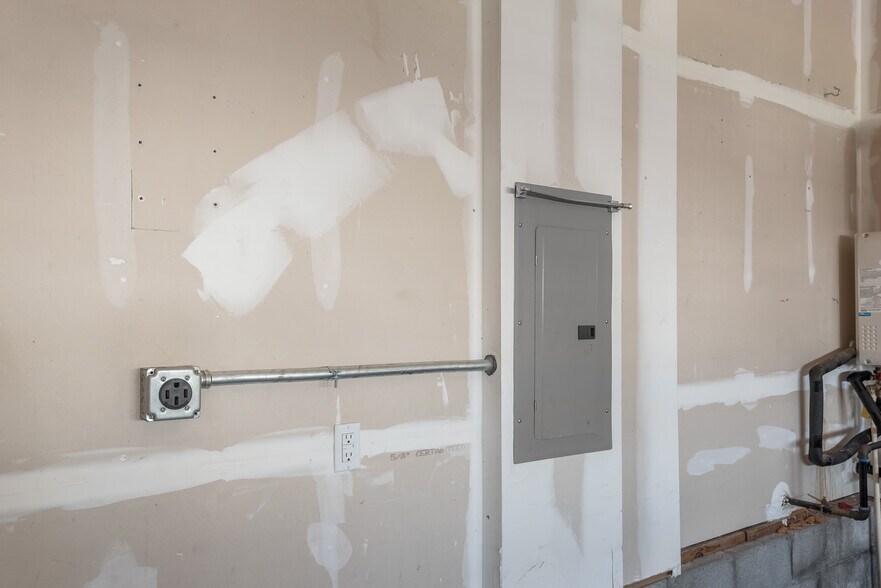Building Photo - 428 Heroit Dr