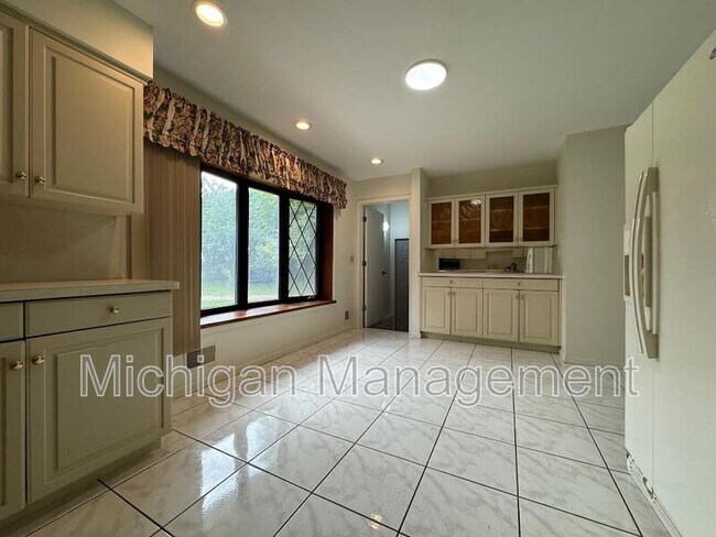 Building Photo - 40250 Pinetree Dr