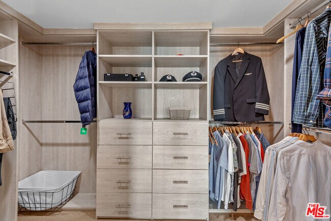 Building Photo - 13700 Marina Pointe Dr