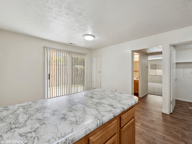 Fully-Equipped Kitchen with Appliances - Arbor Pointe