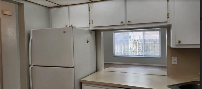 Building Photo - 1420 SE 4th Ave