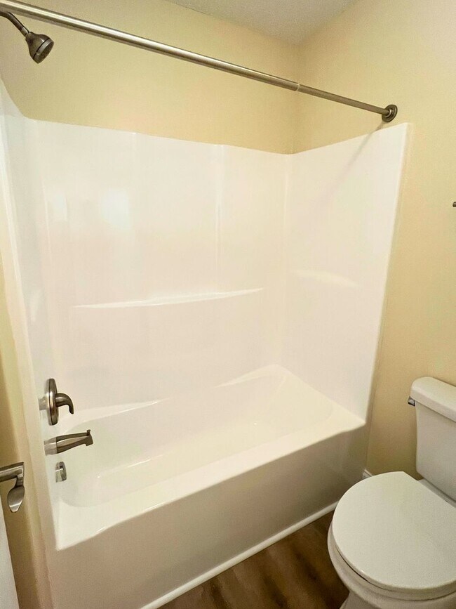 Building Photo - Updated 3/2 close to I95