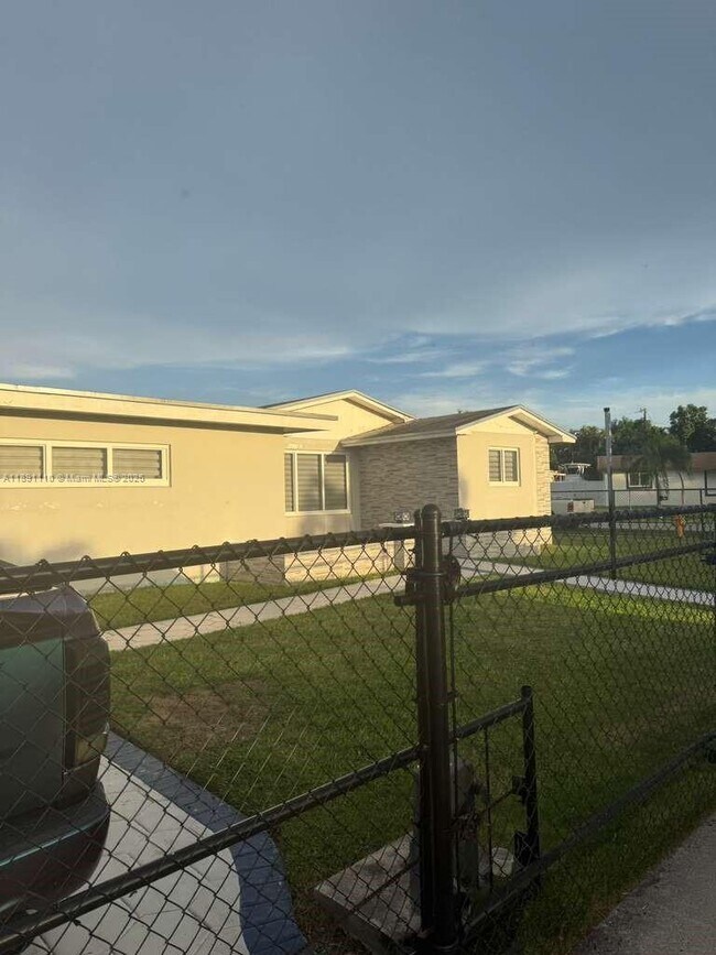 Building Photo - 17881 SW 113th Ct