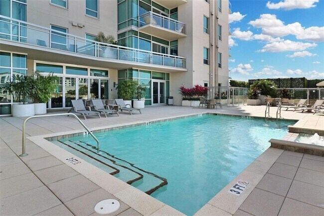 Building Photo - 400 4th Ave S