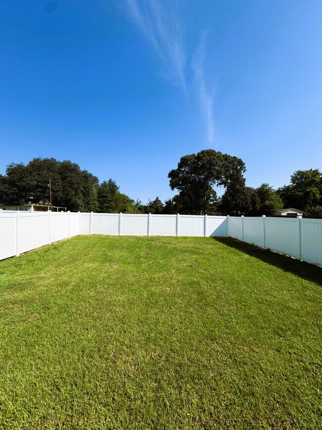 Building Photo - 714 McClenny Dr