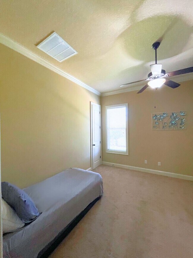 Building Photo - Luxury 3BR/3.5BA + Office in Winding River...