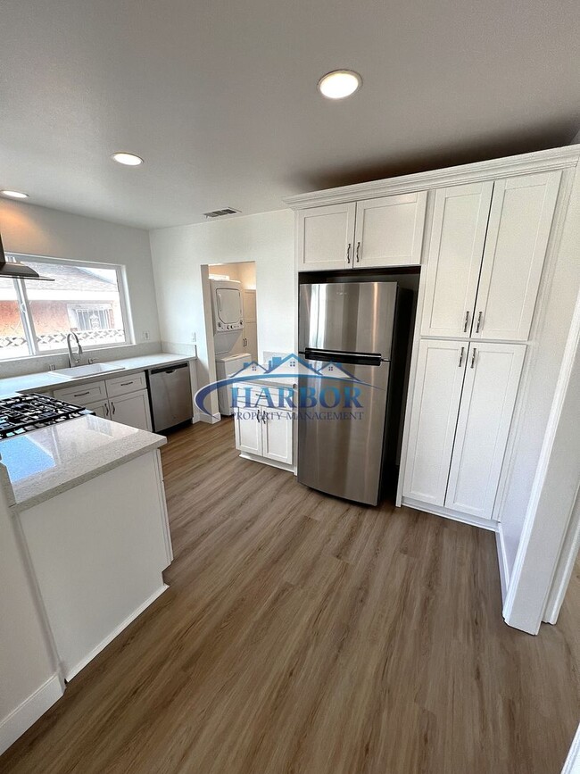 Building Photo - 841-843 W Santa Cruz St