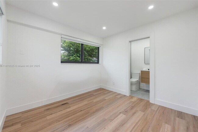 Building Photo - 1201 N 16th Ave