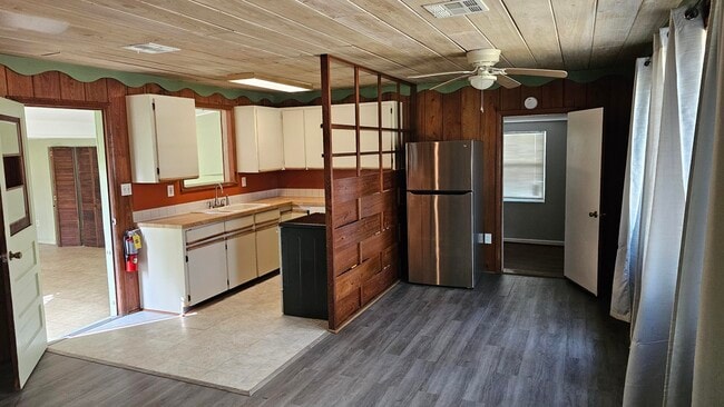 Building Photo - 123 East Ct