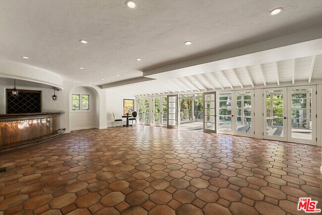 Building Photo - 512 N Palm Dr