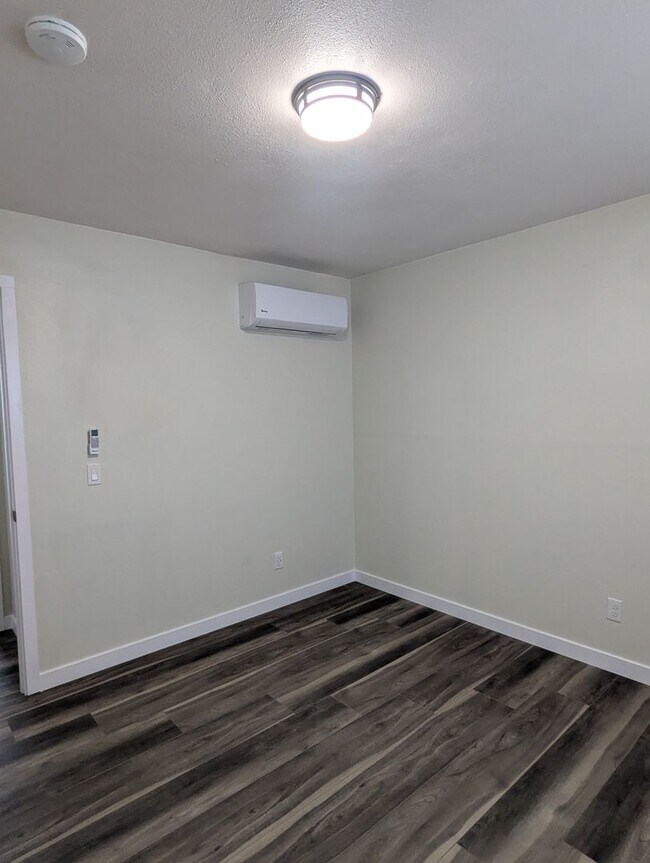 Building Photo - Very nice 3 bd 2 bath