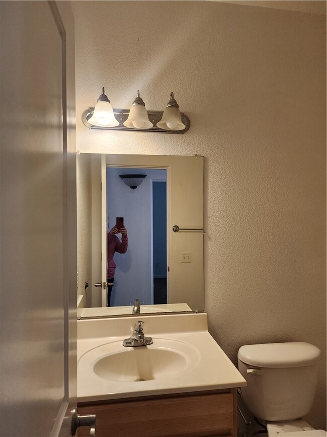 Building Photo - 2411 Stonebridge Dr