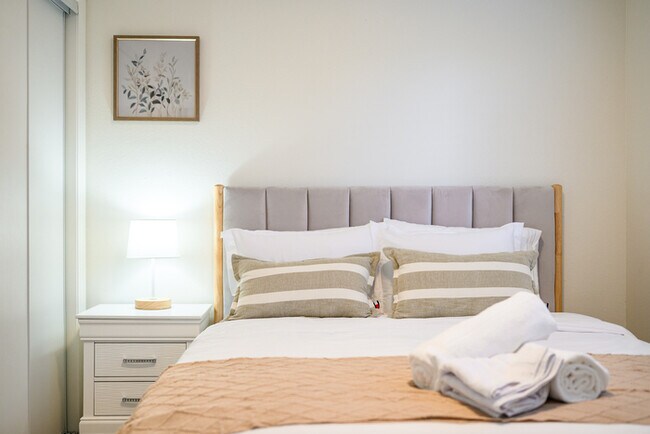 Building Photo - 734 Claraday St